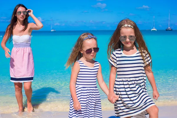 Gelukkig meisjes en jonge moeder tijdens strandvakantie — Stockfoto