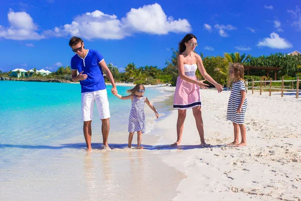 Familia de cuatro con dos niños durante las vacaciones en la playa — Foto de Stock