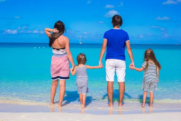 Young beautiful family with two kids on summer vacation — Stock Photo, Image