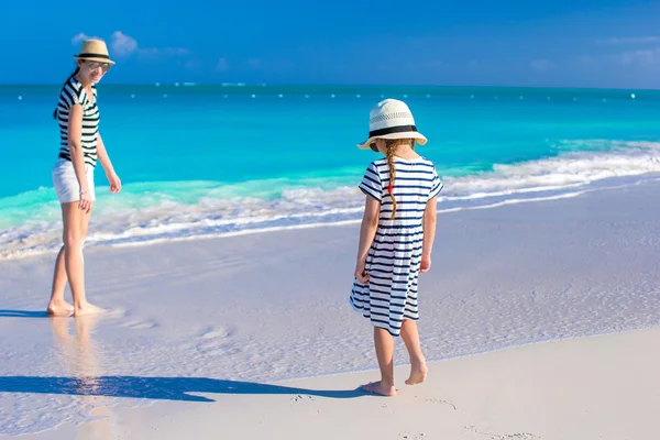 Happy mother and little daughter have fun at tropical beach — Stock Photo, Image