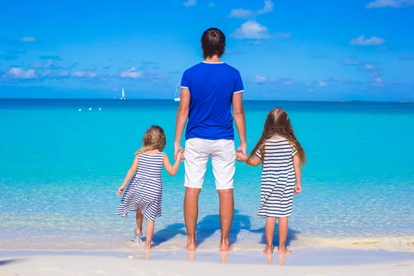 Pai e meninas bonitos pouco durante as férias tropicais — Fotografia de Stock