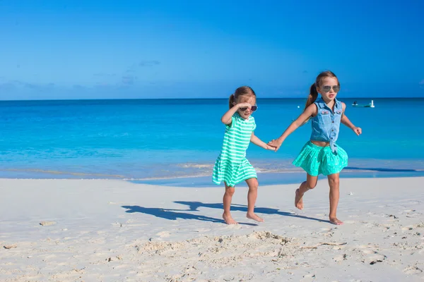 Niñas divirtiéndose durante vacaciones en la playa tropical — Foto de Stock