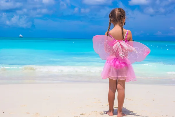 Adorable petite fille pendant les vacances à la plage tropicale — Photo