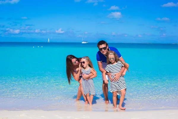 Junge schöne Familie mit zwei Kindern im Sommerurlaub — Stockfoto