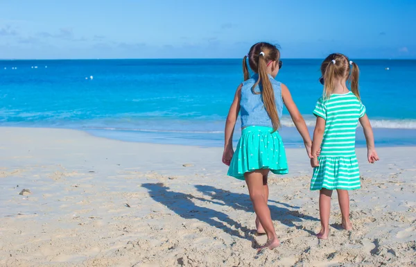 Vista posteriore delle bambine che si godono le vacanze estive al mare — Foto Stock