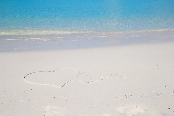 Amore scritto sulla spiaggia tropicale sabbia bianca — Foto Stock