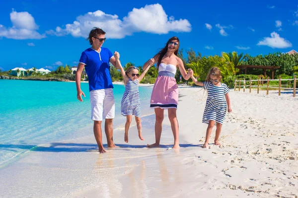 Joven familia feliz con dos niños en vacaciones de verano — Foto de Stock