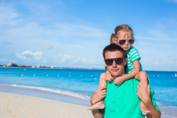 Urocze dziewczynki zabawy z tatą w tropikalnej plaży — Zdjęcie stockowe