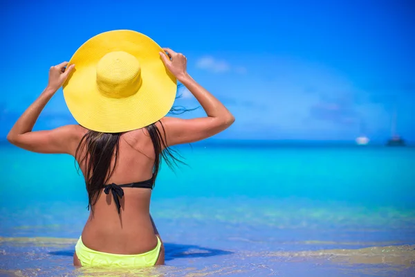 Mujer joven con sombrero amarillo durante las vacaciones caribeñas —  Fotos de Stock