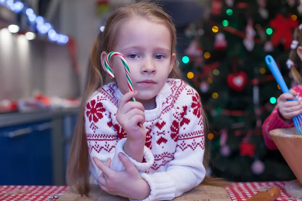 Kleines Mädchen mit Süßigkeiten bereitet Weihnachtskuchen zu — Stockfoto