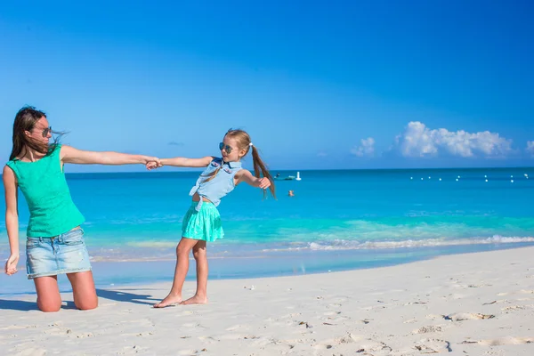 Joven madre y adorable hijita disfrutar de vacaciones de verano — Foto de Stock