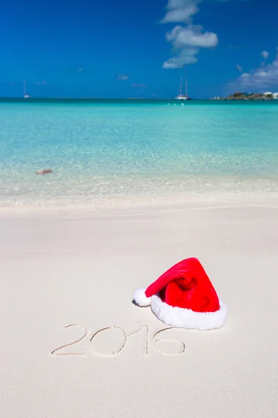 2016 geschrieben am tropischen Strand weißer Sand mit Weihnachtsmütze — Stockfoto