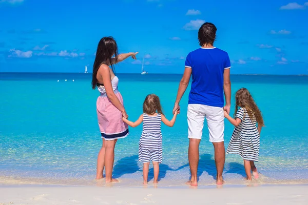 Mladá krásná rodina s dvěma dětmi na letní prázdniny — Stock fotografie