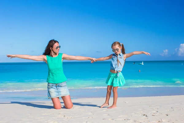 Ung mamma och liten flicka under sommarlovet — Stockfoto