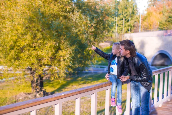 Отец и милая дочь в осеннем парке на открытом воздухе — стоковое фото
