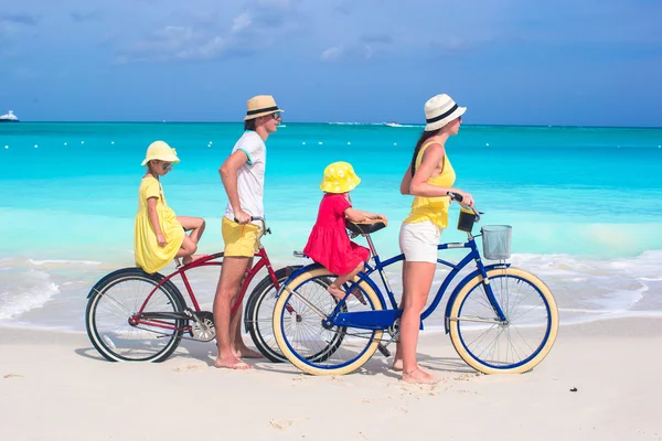 Familie van vier met twee kinderen tijdens de zomervakantie strand — Stockfoto