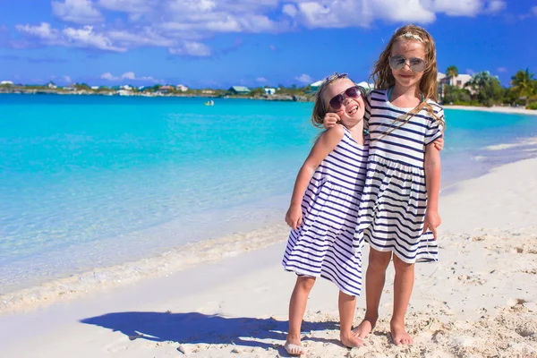 Kleine meisjes plezier tijdens tropisch strandvakantie — Stockfoto