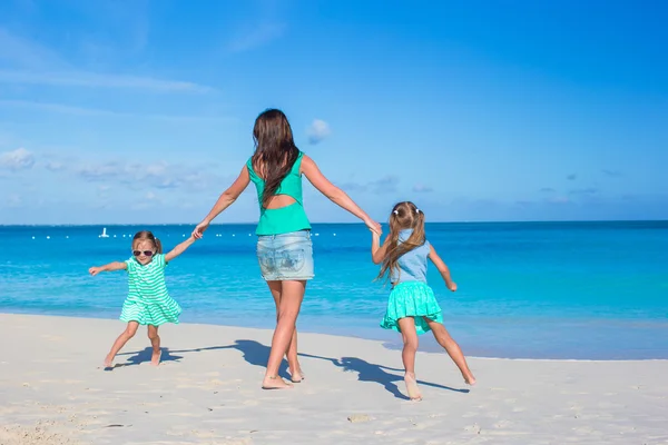 Niñas y madre feliz durante las vacaciones en la playa — Foto de Stock