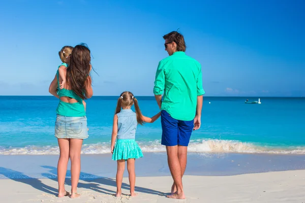 Junge glückliche Familie mit zwei Kindern im Sommerurlaub — Stockfoto