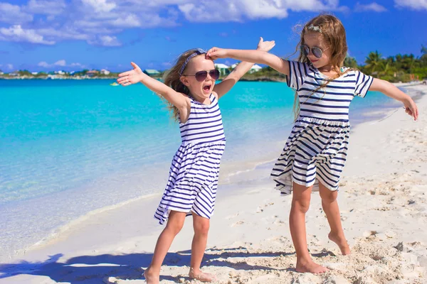 Schattige kleine meisjes genieten van zomer strand vakantie — Stockfoto