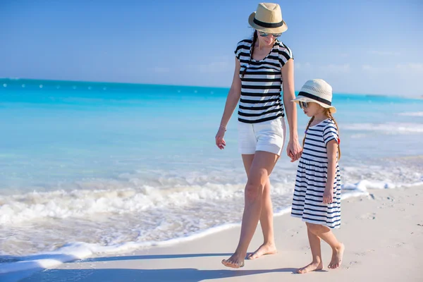 Feliz madre e hija pequeña se divierten en la playa tropical —  Fotos de Stock