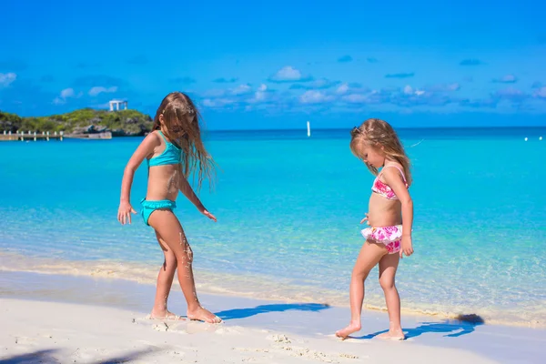 Little girls enjoy their summer vacation on the beach — Stock Photo, Image