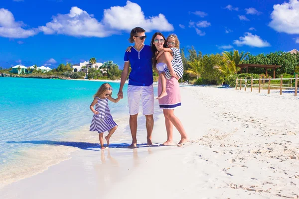 Joven familia feliz con dos niños en vacaciones de verano — Foto de Stock