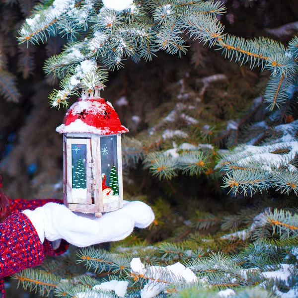 Lâmpada de Natal decorativa vermelha bonita em mitenes quentes — Fotografia de Stock