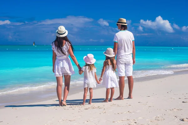 Vista posteriore della giovane famiglia con due bambini in vacanza caraibica — Foto Stock