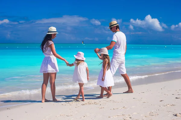 Familia de cuatro con dos niños durante las vacaciones de verano en la playa —  Fotos de Stock
