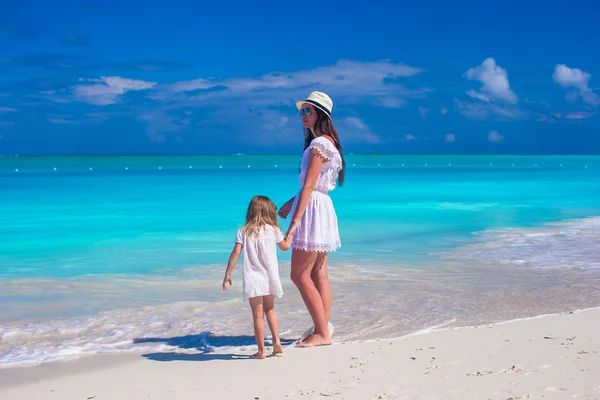 Happy mother and little daughter have fun during tropical beach — Stock Photo, Image