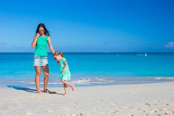 Adorabile bambina con madre durante le vacanze estive — Foto Stock