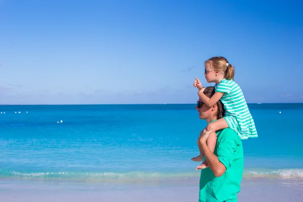 Glücklicher Vater und entzückendes kleines Mädchen am tropischen Strand — Stockfoto