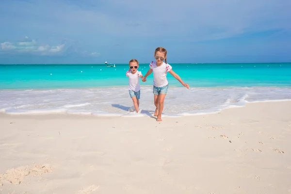 Little girls having fun during tropical beach vacation — Stock Photo, Image