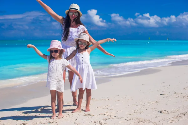 Niñas y madre feliz durante las vacaciones en la playa — Foto de Stock