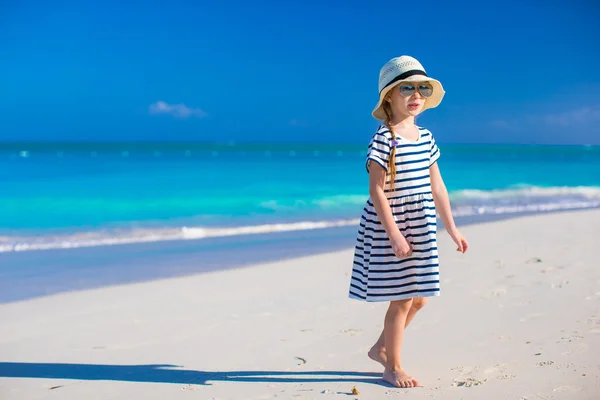 笑顔の少女の肖像画は夏の休暇を楽しむ — ストック写真