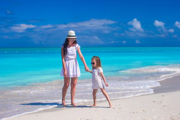 Happy mother and little daughter have fun during tropical beach — Stock Photo, Image