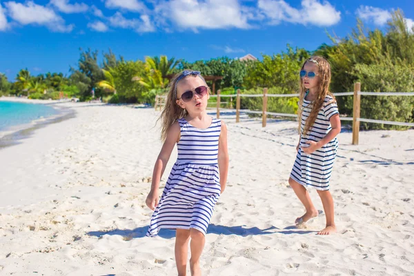 Little girls having fun during tropical beach vacation — Stock Photo, Image