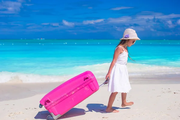 Entzückende kleine Mädchen während des Strandurlaubs Spaß haben — Stockfoto