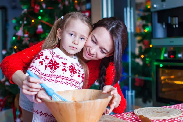 Niña y madre horneando galletas de jengibre de Navidad — Foto de Stock