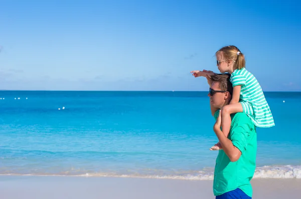 Adorable little girl have fun with dad during tropical beach — Stock Photo, Image