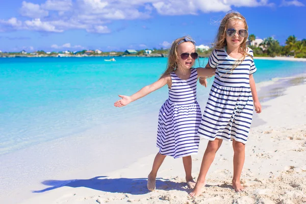 Adorable little girls enjoying summer beach vacation — Stock Photo, Image