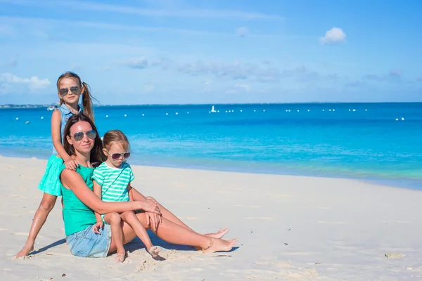 Meninas pequenas e mãe feliz durante as férias na praia tropical — Fotografia de Stock