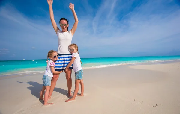 Urocze dziewczynki, zabawy z szczęśliwa mama podczas wakacji na plaży — Zdjęcie stockowe