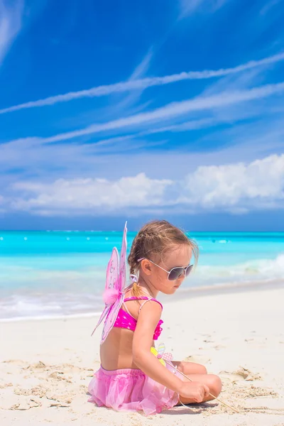 Urocze dziewczynki ze skrzydłami jak motyl na wakacje na plaży — Zdjęcie stockowe