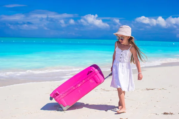 Rozkošná holčička během beach dovolenou bavit — Stock fotografie