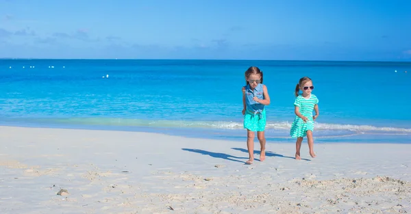 Adorabili bambine che si godono le vacanze estive al mare — Foto Stock