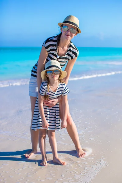 幸せな母と幼い娘は、熱帯のビーチで楽しい時を過す — ストック写真