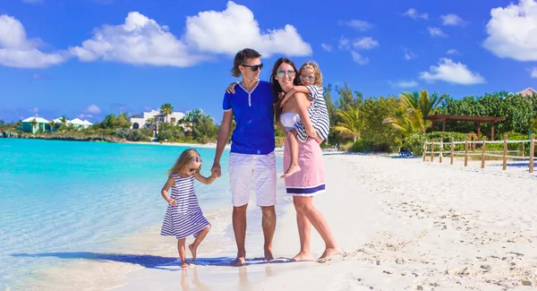 Joven familia feliz durante las vacaciones de verano — Foto de Stock