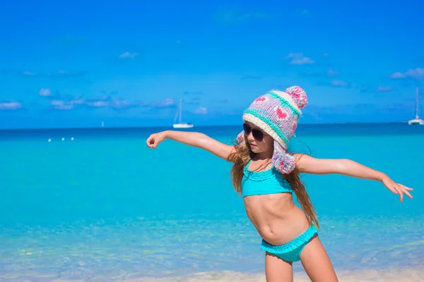 Adorabile bambina durante le vacanze al mare divertirsi — Foto Stock